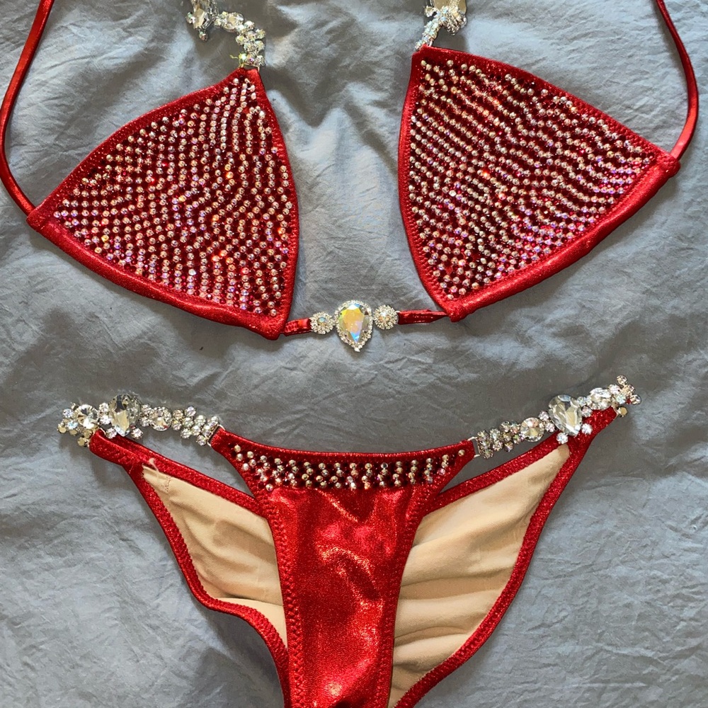 💎 Ravish Sands GORGEOUS suit custom placed Swarovski crystals 💎